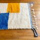 Tapis berbère Béni ouarain blanc à motifs abstraits jaune moutarde et bleu