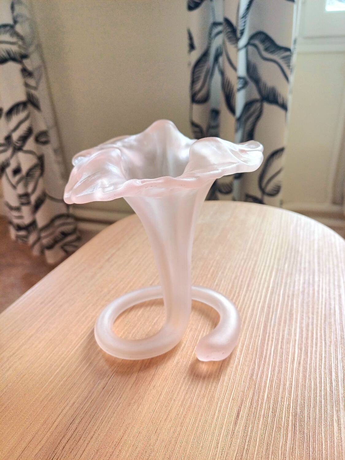 Flower vase in pink mate