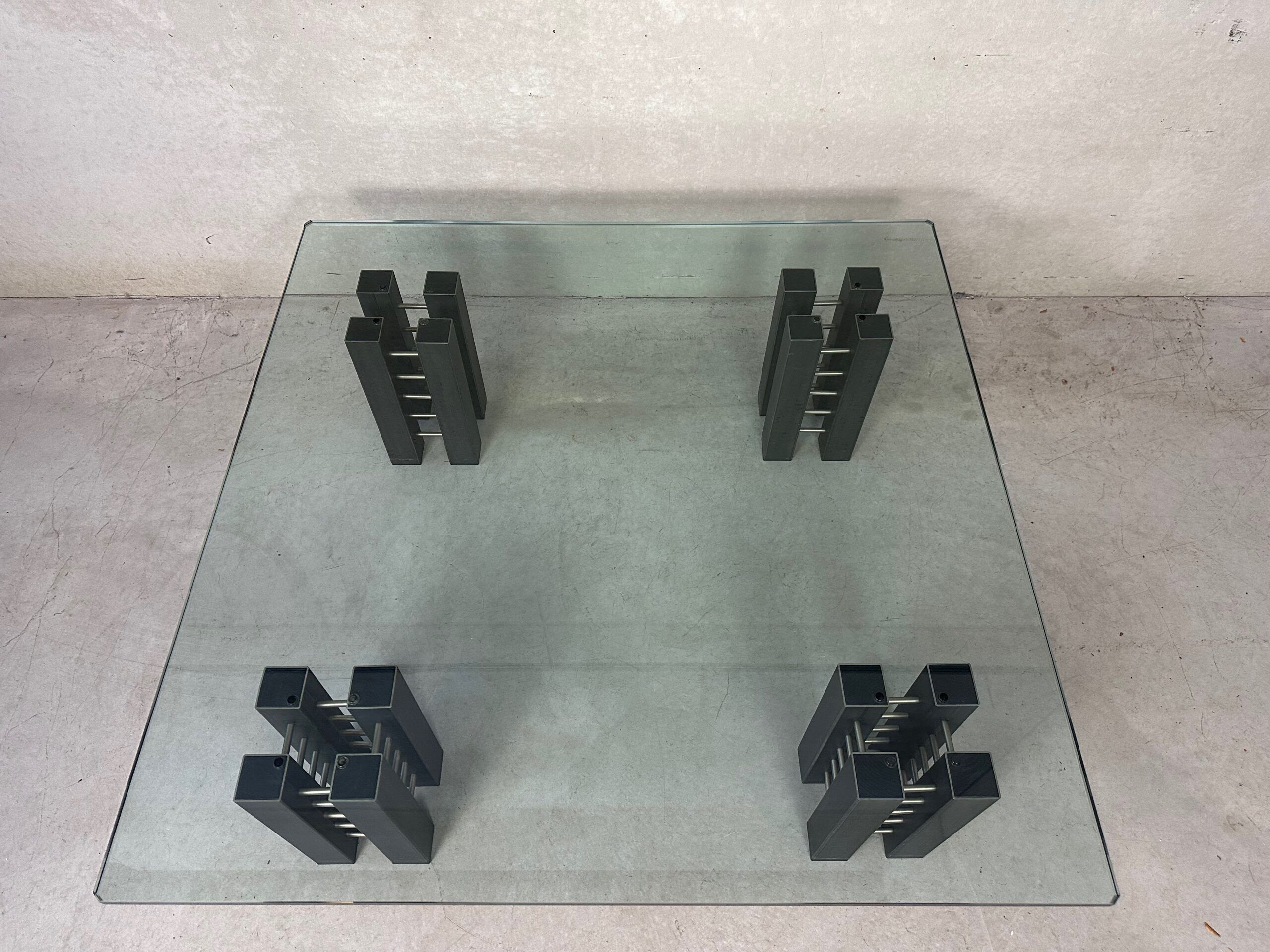Table basse en verre et en acier