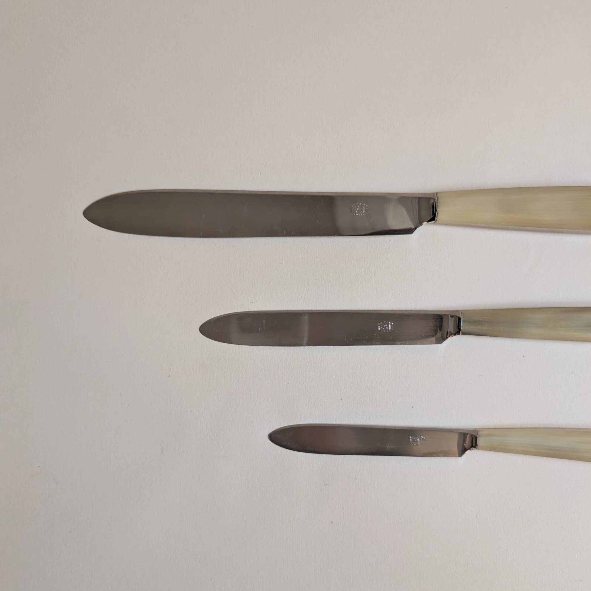 Set of 25 horn and stainless steel knives
