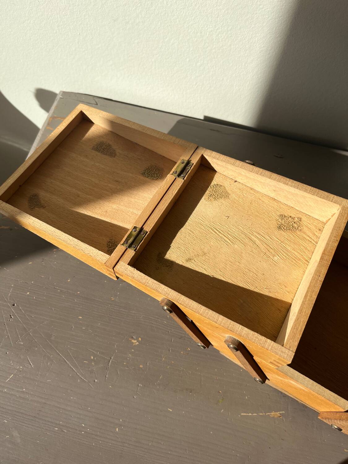 Wooden sewing box - worker