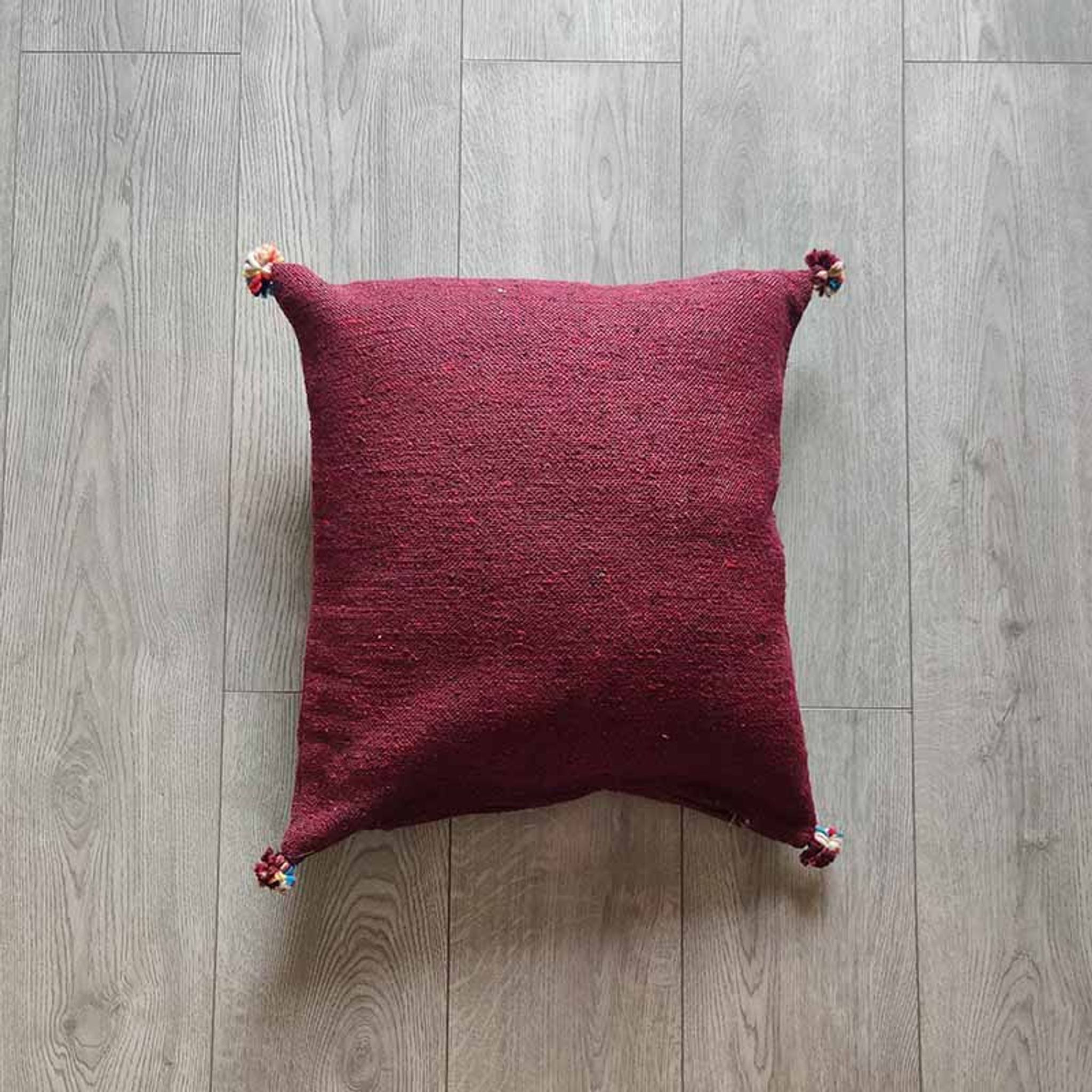Coussin marocain bordeaux à pompon en coton