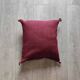 Coussin marocain bordeaux à pompon en coton