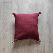 Coussin marocain bordeaux à pompon en coton