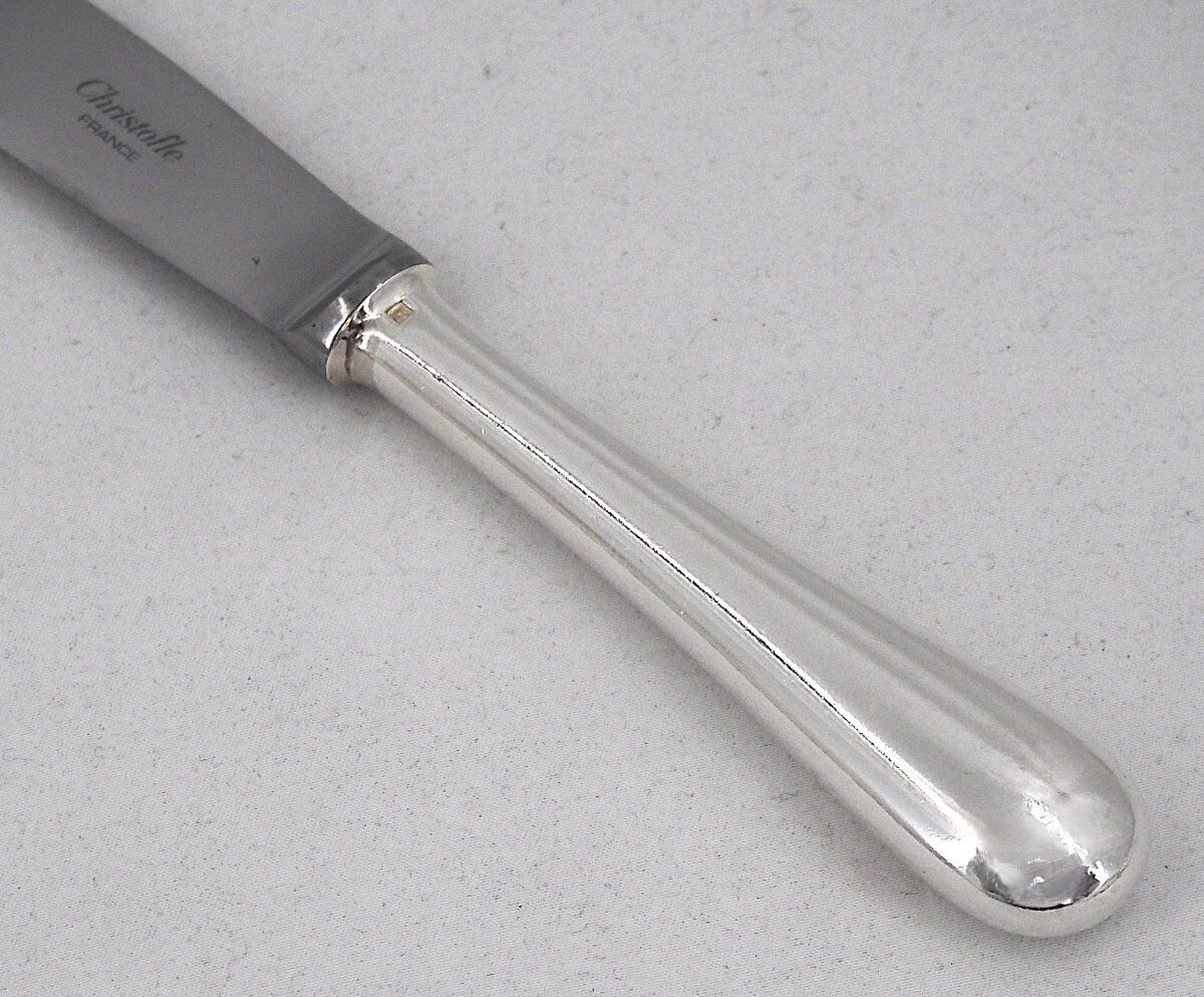 Christofle modèle Baguette, 12 couteaux de table en métal argenté, en parfait état.
