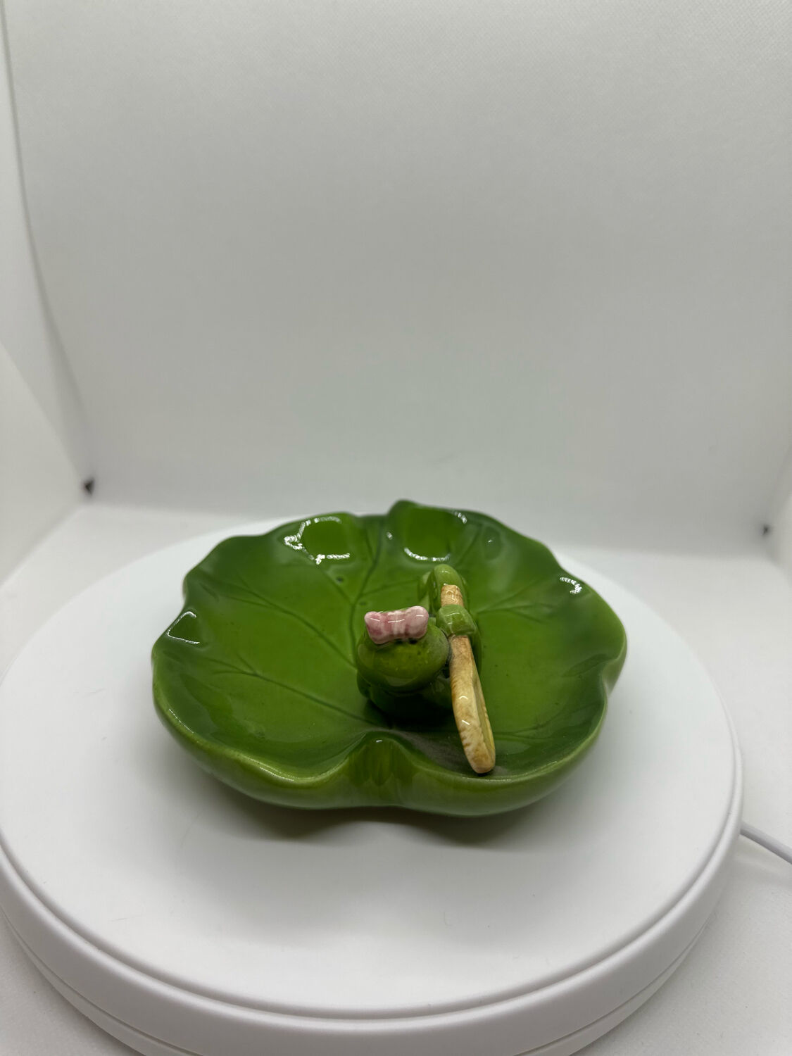 Water lily shaped ashtray