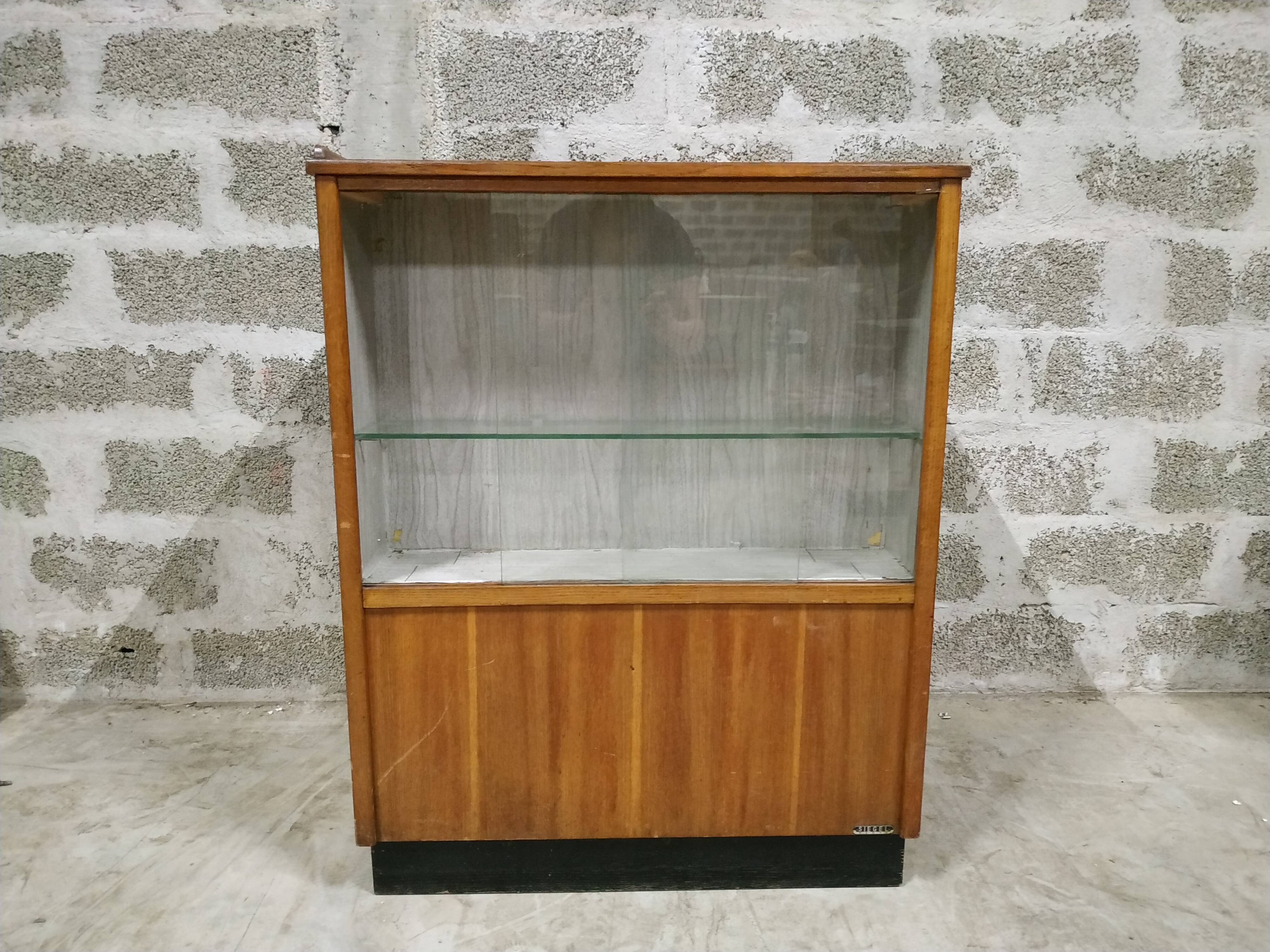 Former cash vitrine store counter