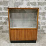 Former cash vitrine store counter