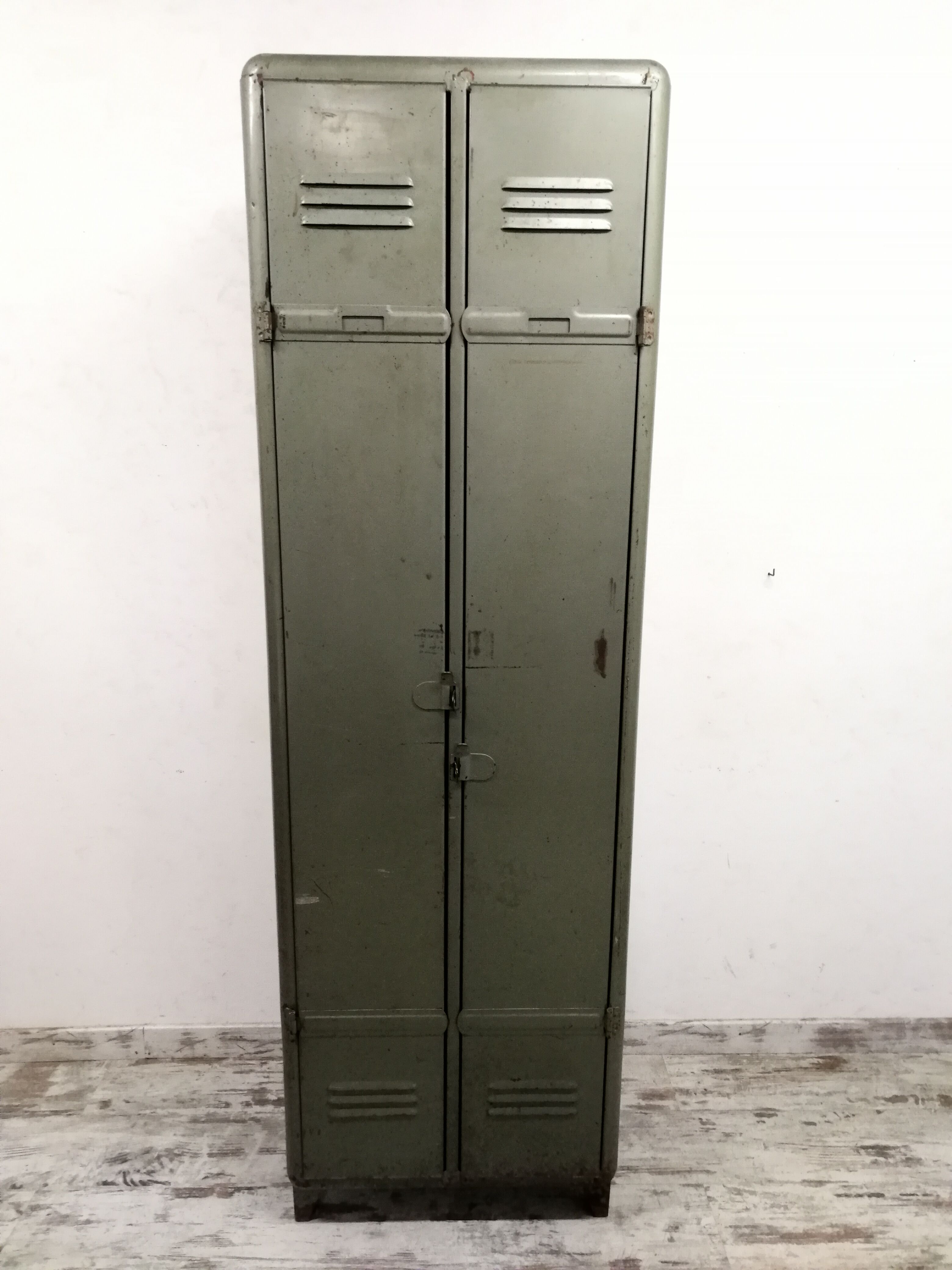 Industrial metal cloakroom