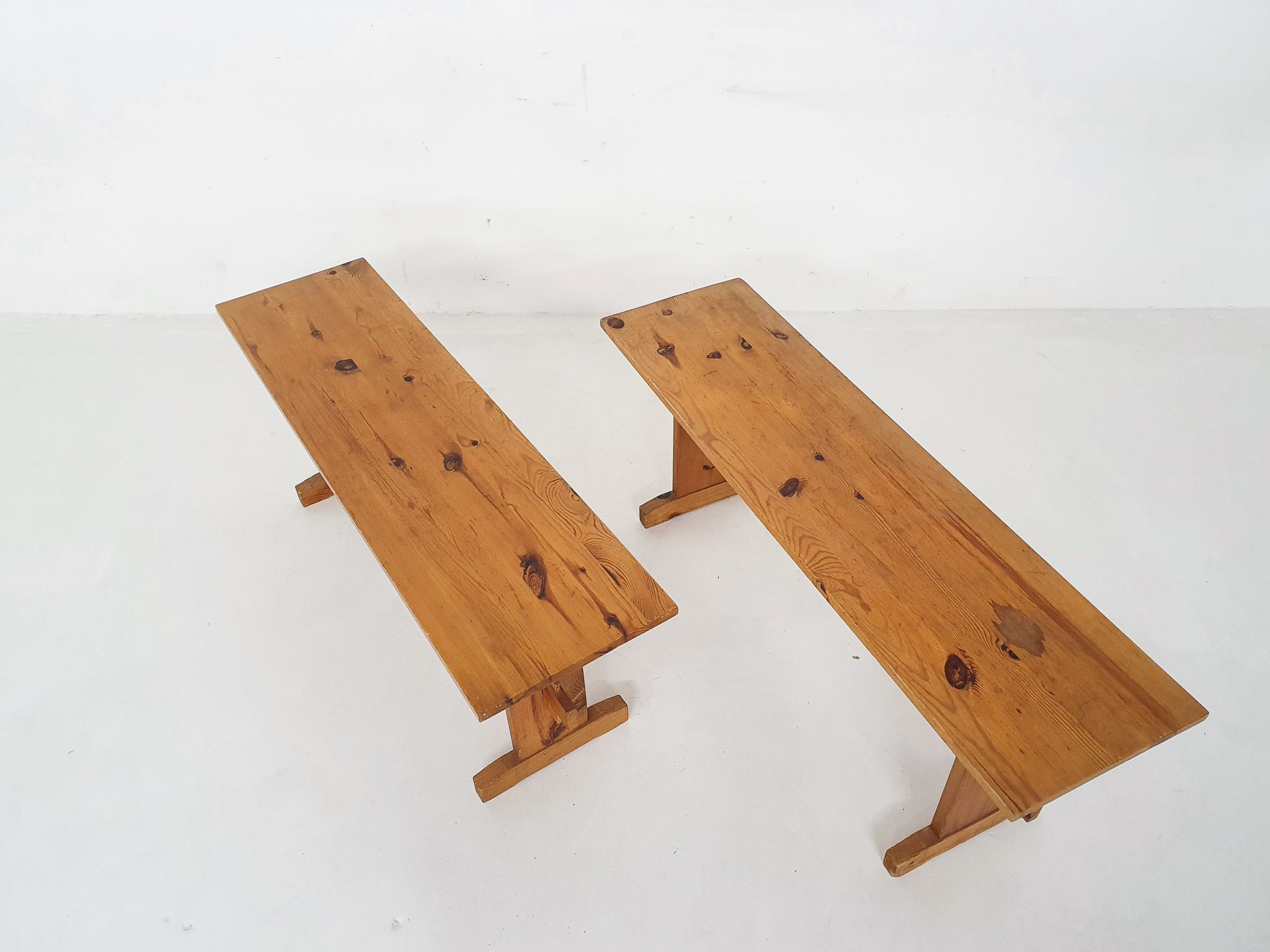 Bancs scandinaves modernes en pinède, années 1960