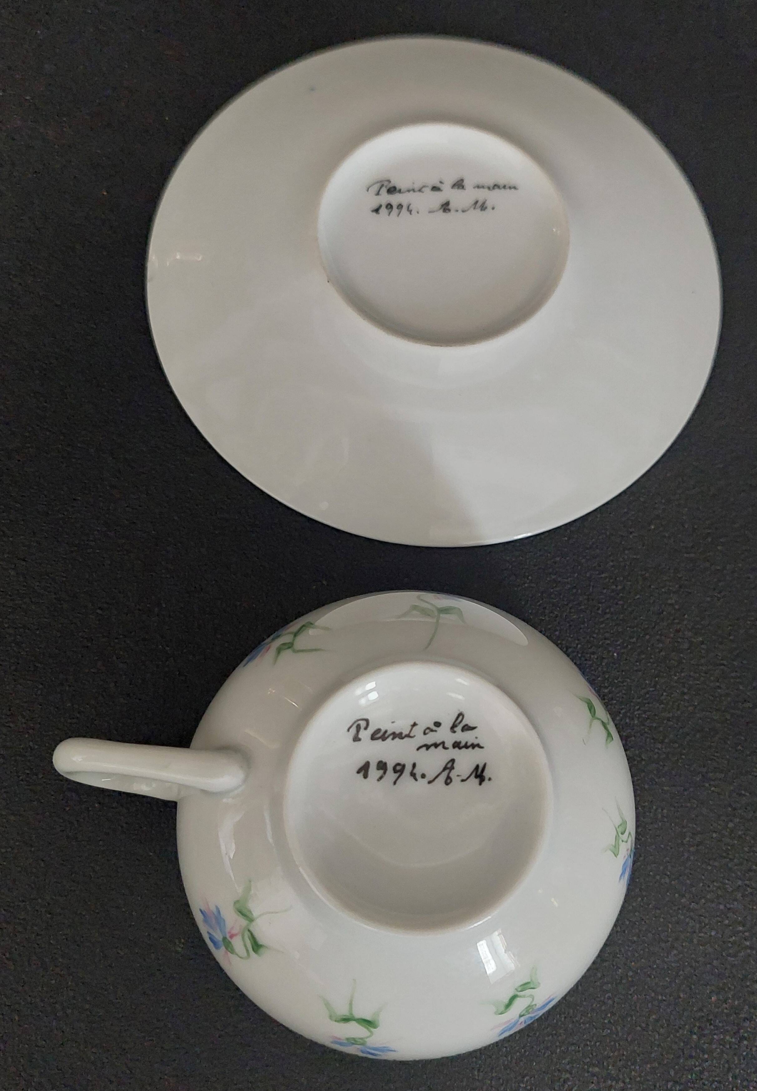 Tasse en porcelaine décor aux barbeaux peint à la main A.M