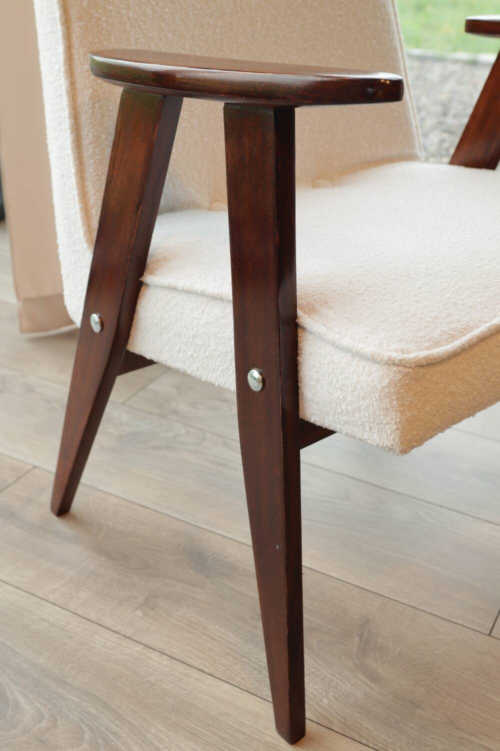 Fauteuil vintage bouclé blanc model 366 by Chierowski