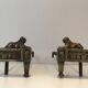 Paire de chenets d'époque Empire en bronze représentant des lions allongés