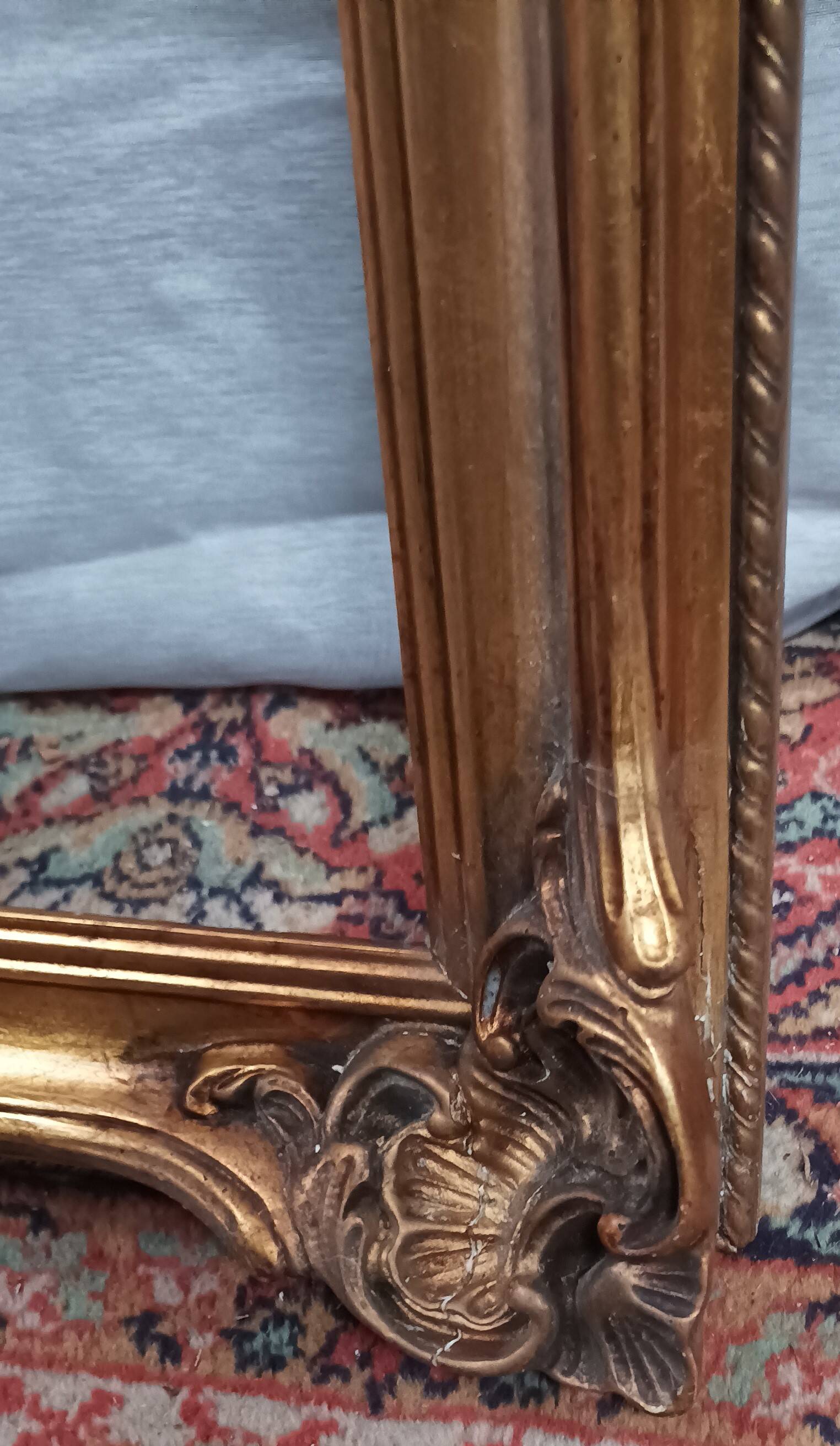 Old frame in wood and gilded stucco