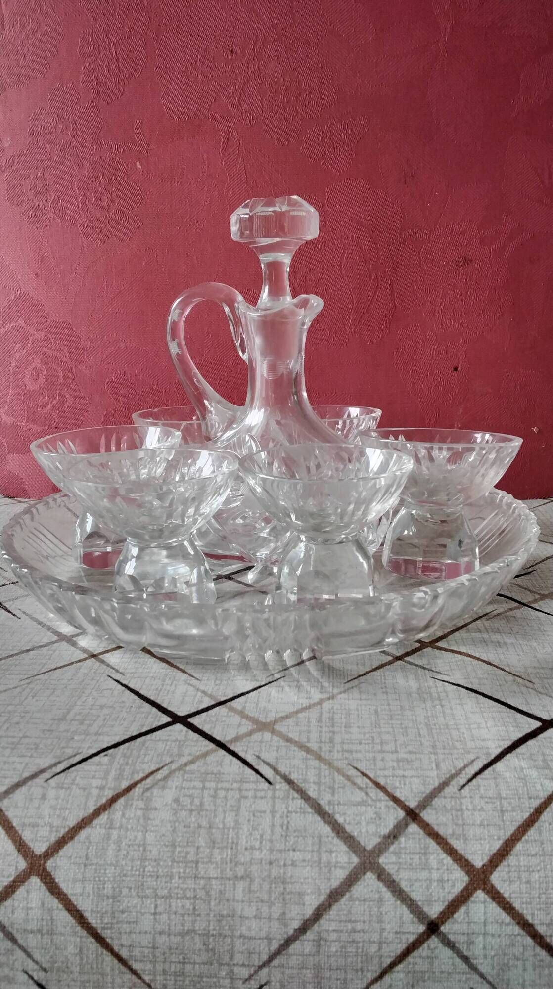 Service 1 carafe, 6 glasses and 1 tray in crystal.