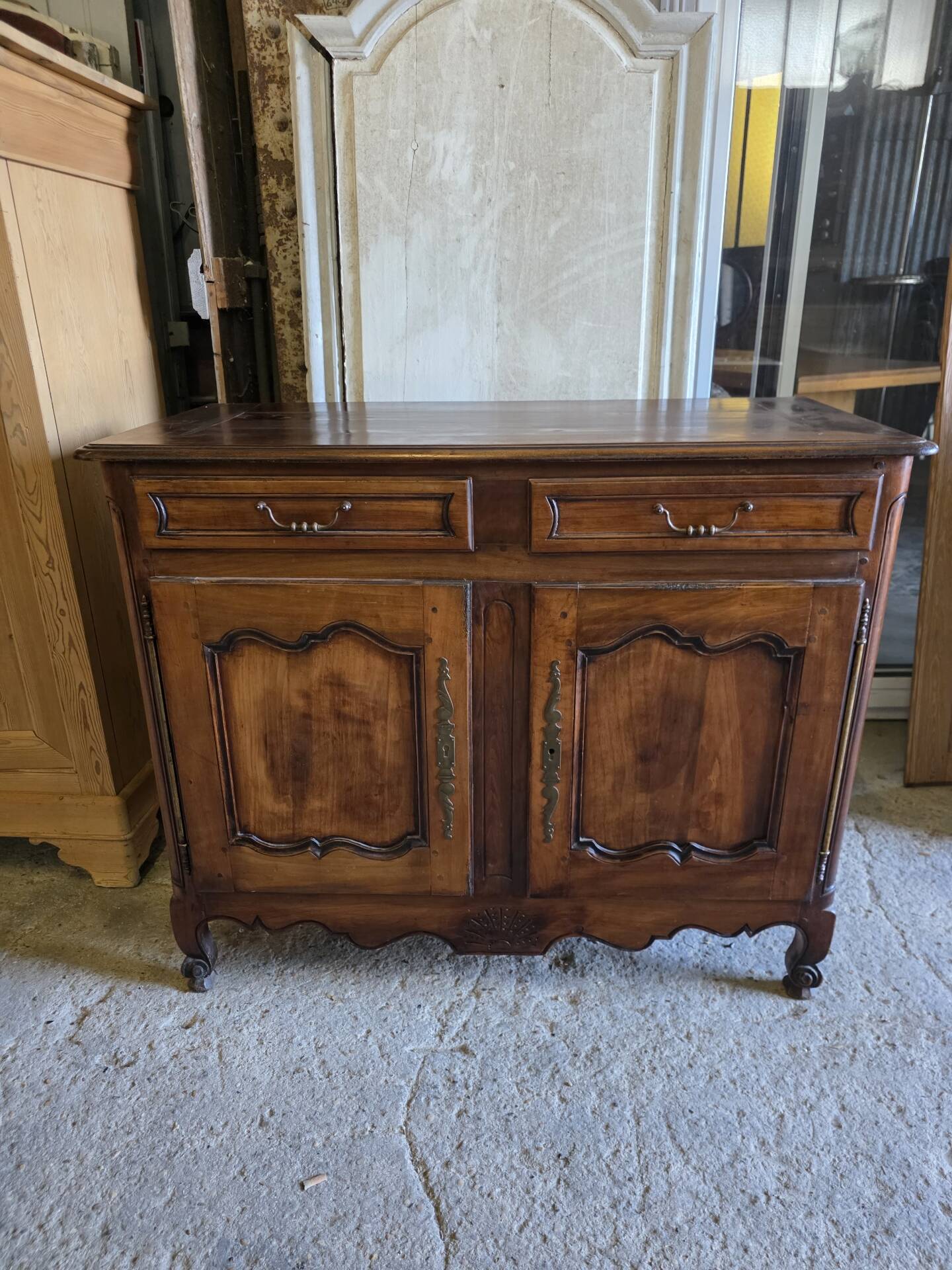 Buffet bas style Louis XV en merisier 