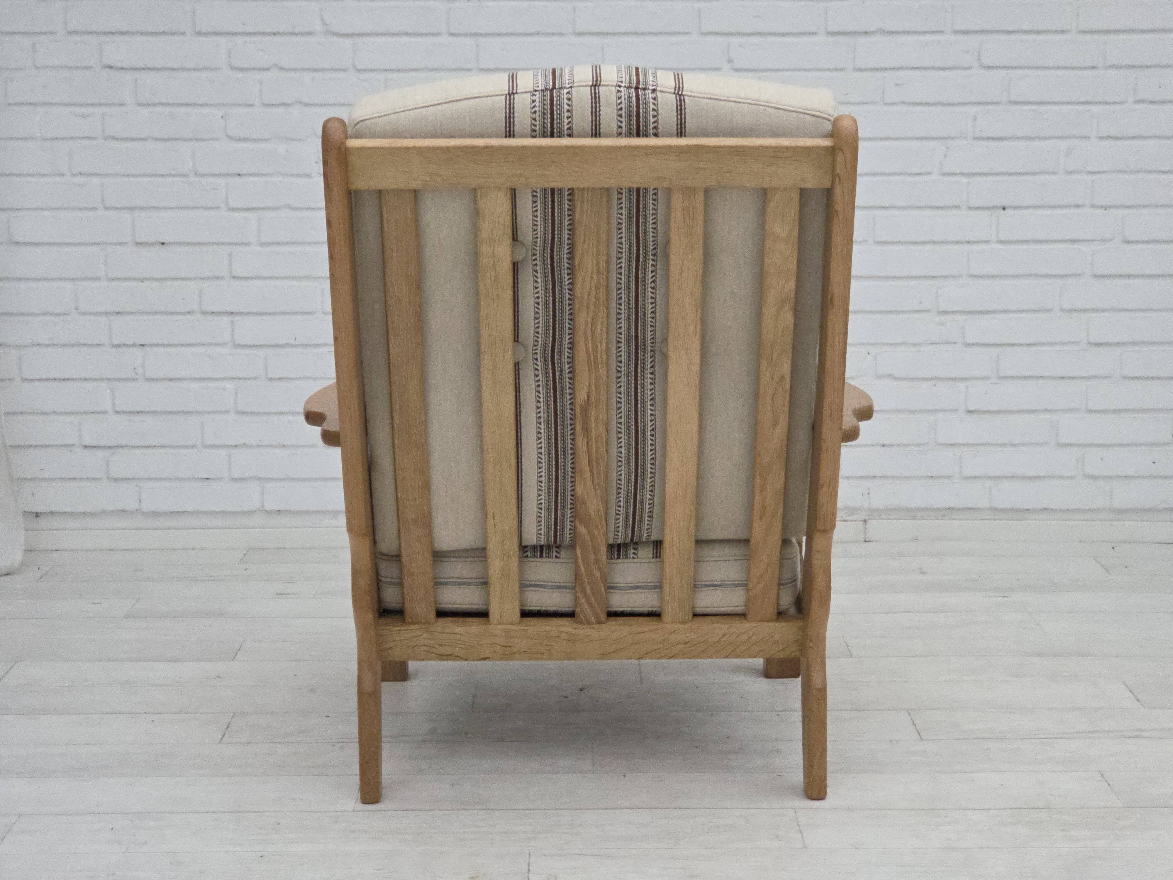 Années 1970, fauteuil danois, laine d'ameublement, bois de chêne massif.