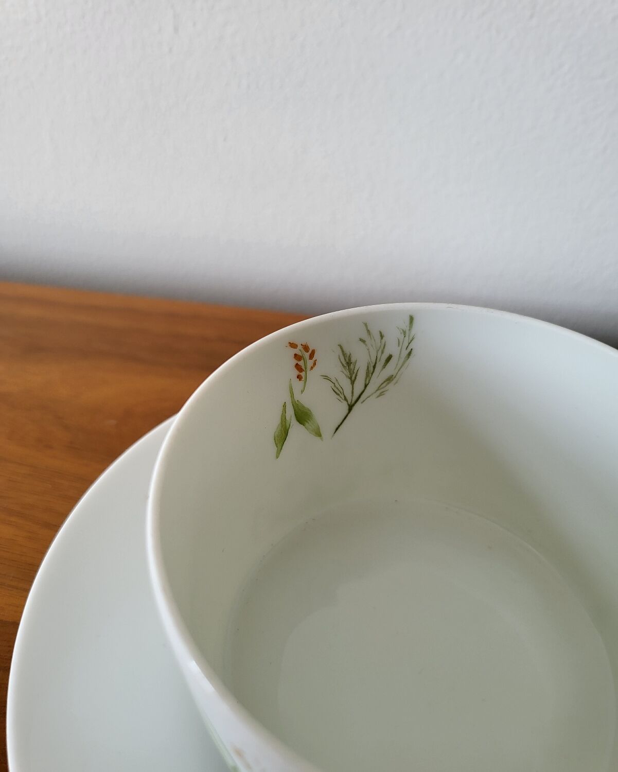 Tea cup and saucer in Limoges porcelain, Edith du Tertre design.
