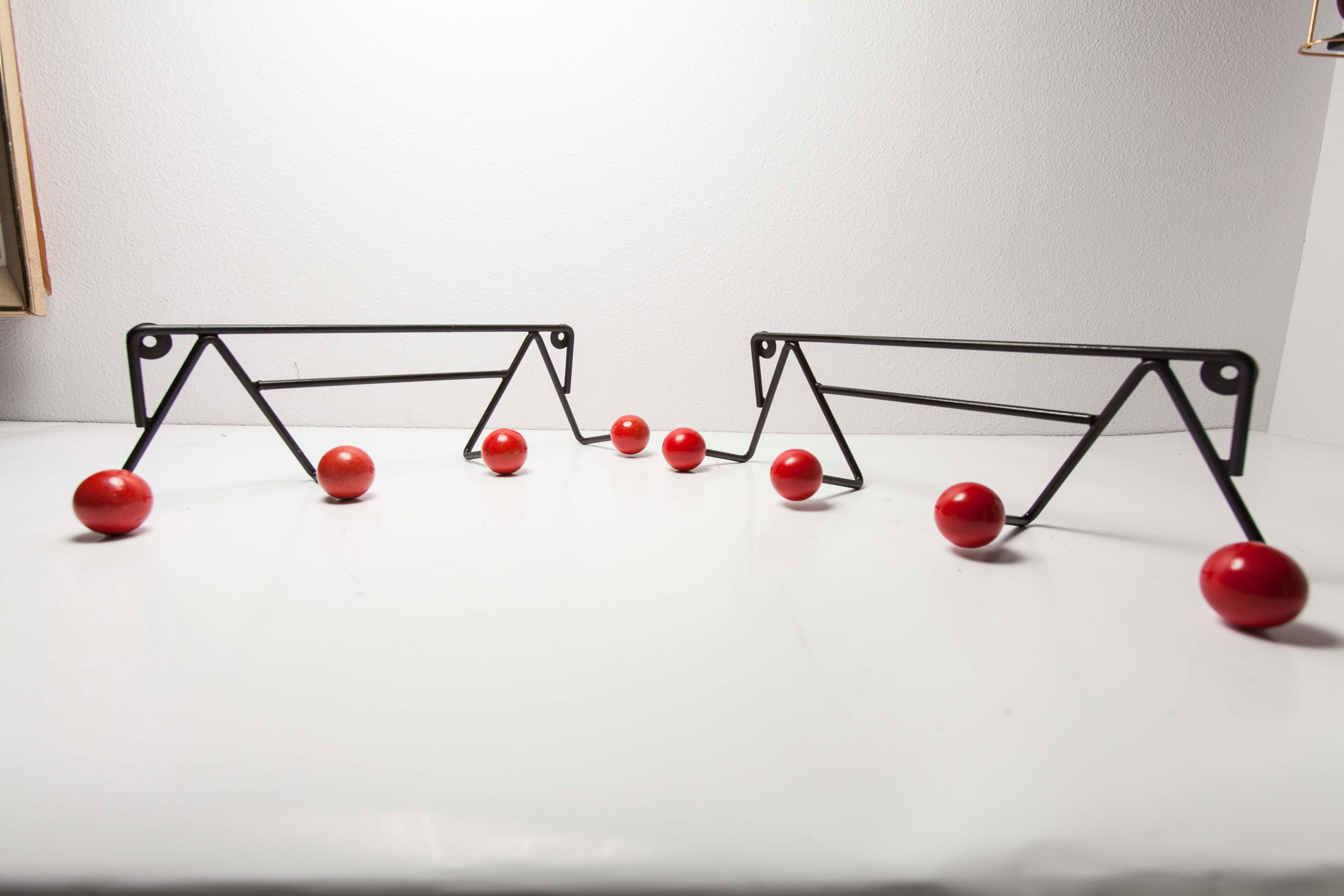 Coatrack 60s black and red 4 balls