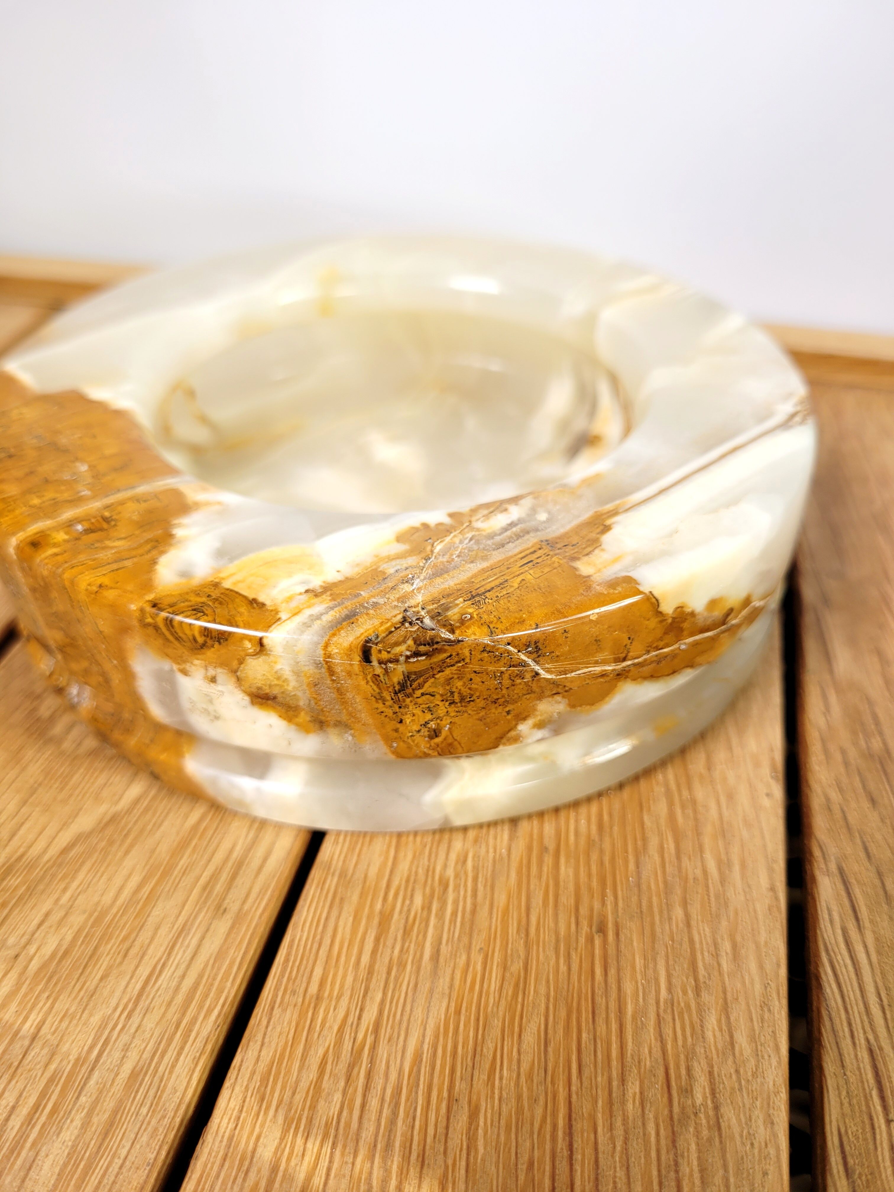 Empty marbled onyx pocket