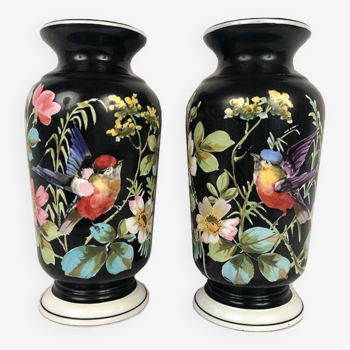 Paire de vases en porcelaine à décor d’oiseaux et de fleurs sur fond noir, Napoléon III