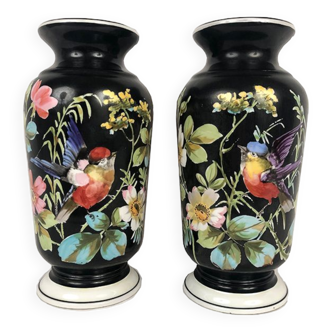 Paire de vases en porcelaine à décor d’oiseaux et de fleurs sur fond noir, Napoléon III