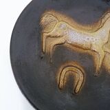 Assiette décorative en grès motif cheval, fer à cheval. Années 60