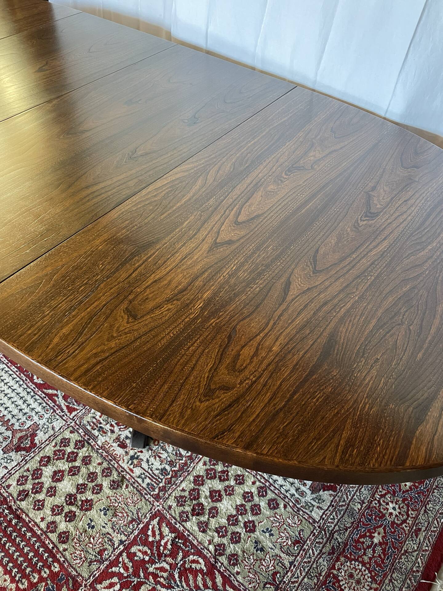 Table ovale extensible en placage d’orme