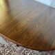 Table ovale extensible en placage d’orme