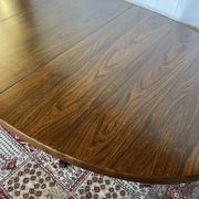 Extendable oval table in elm veneer