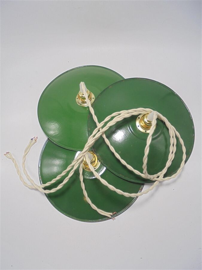 Trio of enamelled sheet metal suspensions