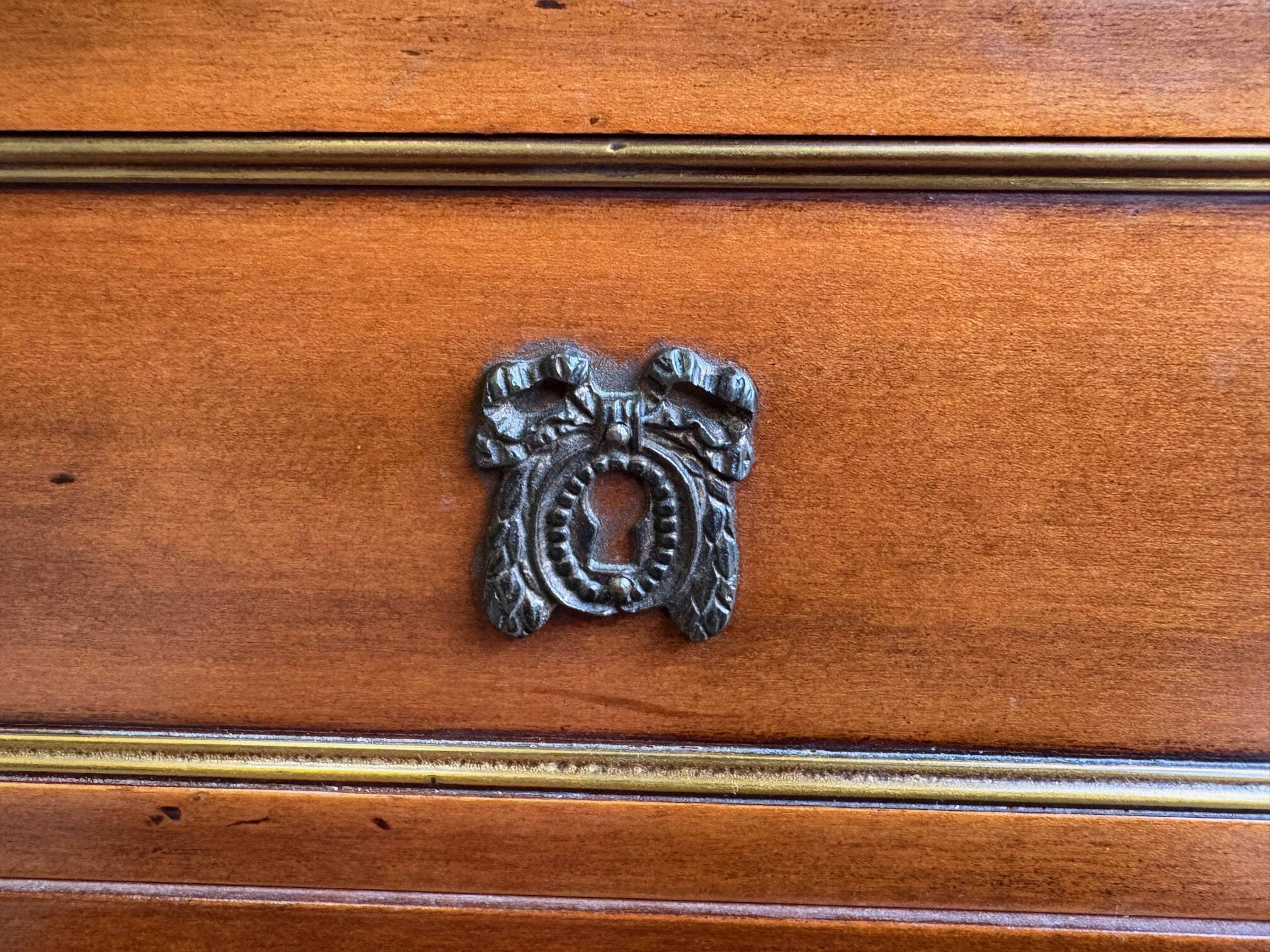 Buffet “style Louis XVI” — pièce décorative avec charme classique