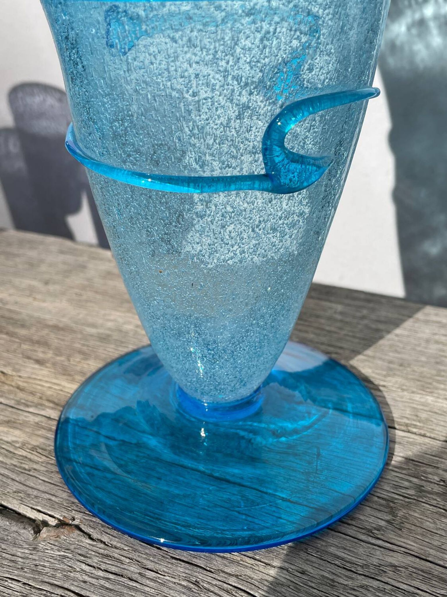 Vase conique en verre bullé bleu turquoise