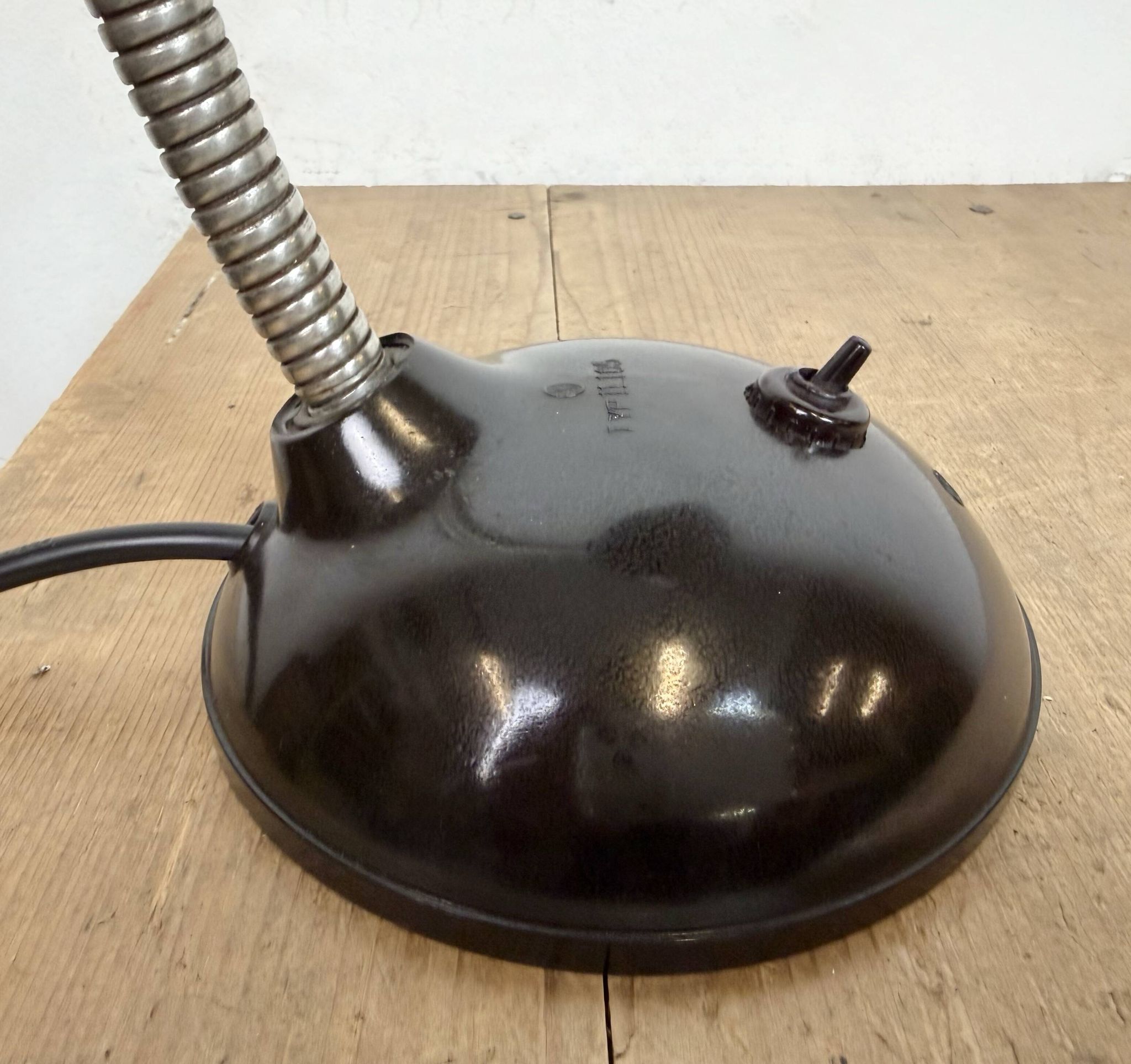 Lampe de table vintage en bakélite marron à col de cygne, années 1950