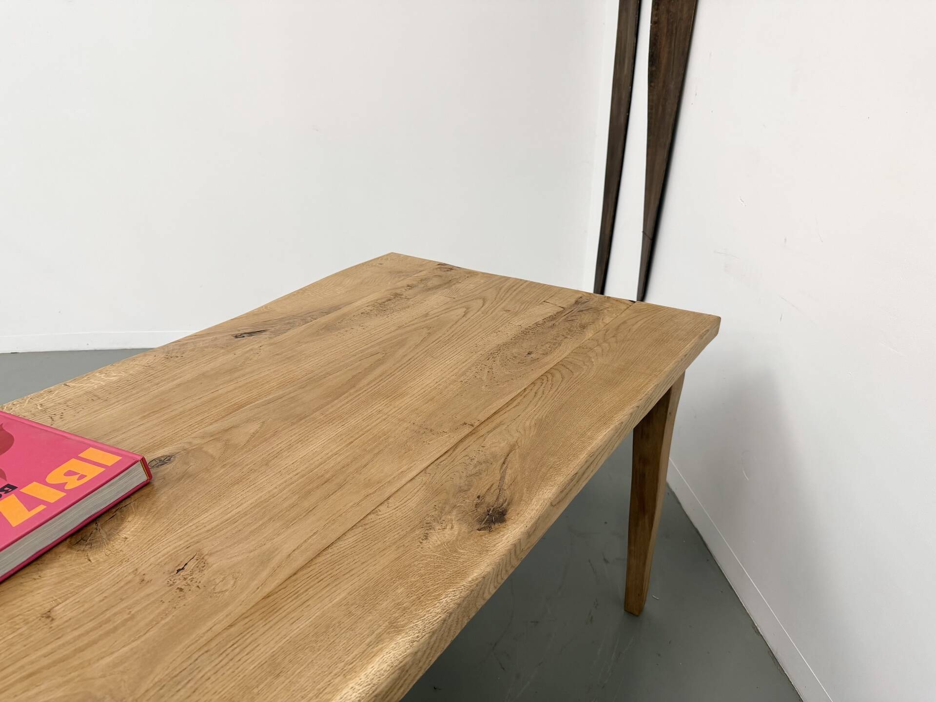 Grande table de salle à manger en chêne massif, au format XXL.