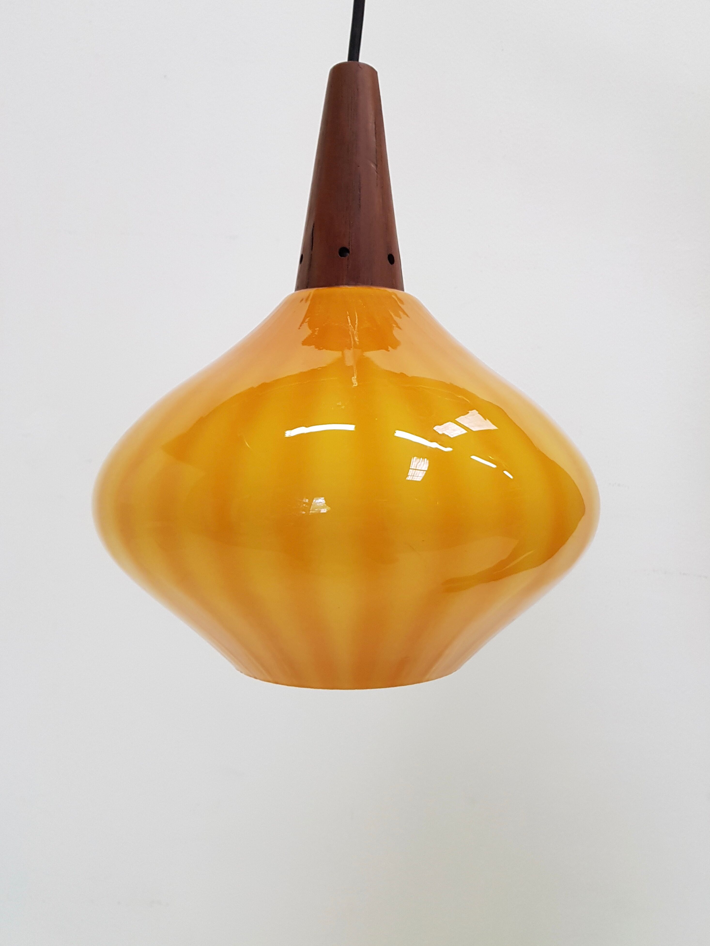 Suspension vintage scandinave en verre orange et teck des années 1960