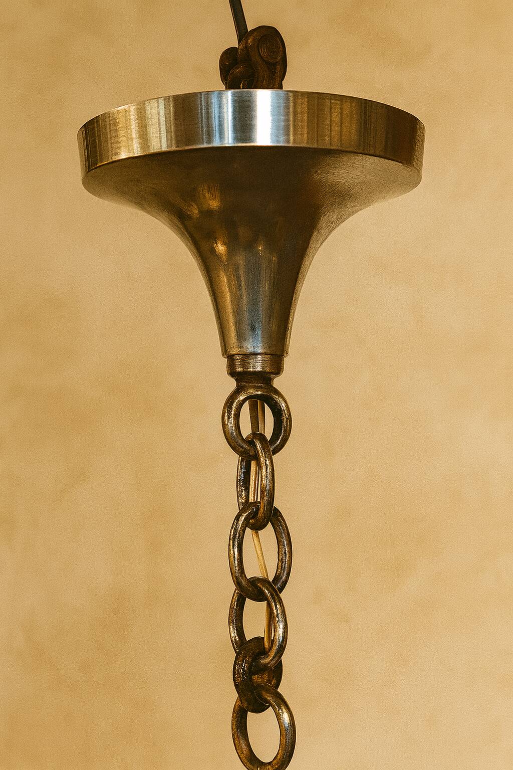 Petitot Art Deco Chandelier – 5 lights – Wood, metal and amber glass, 1920
