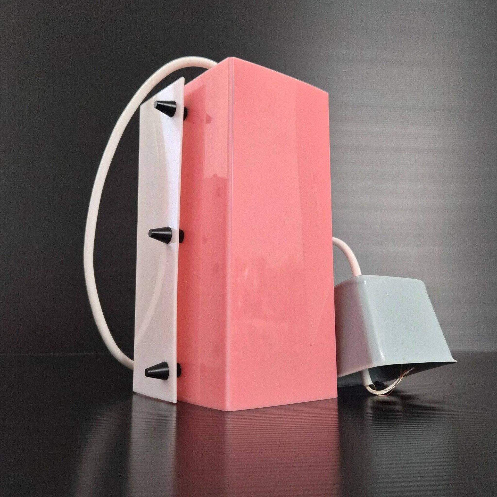 Suite de 3 suspensions vintage 1950 en plexiglas rose & blanc
