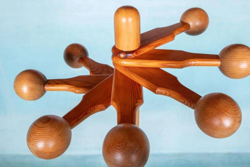 Minimalist organic coat rack in pine from the 1970s in space age style.