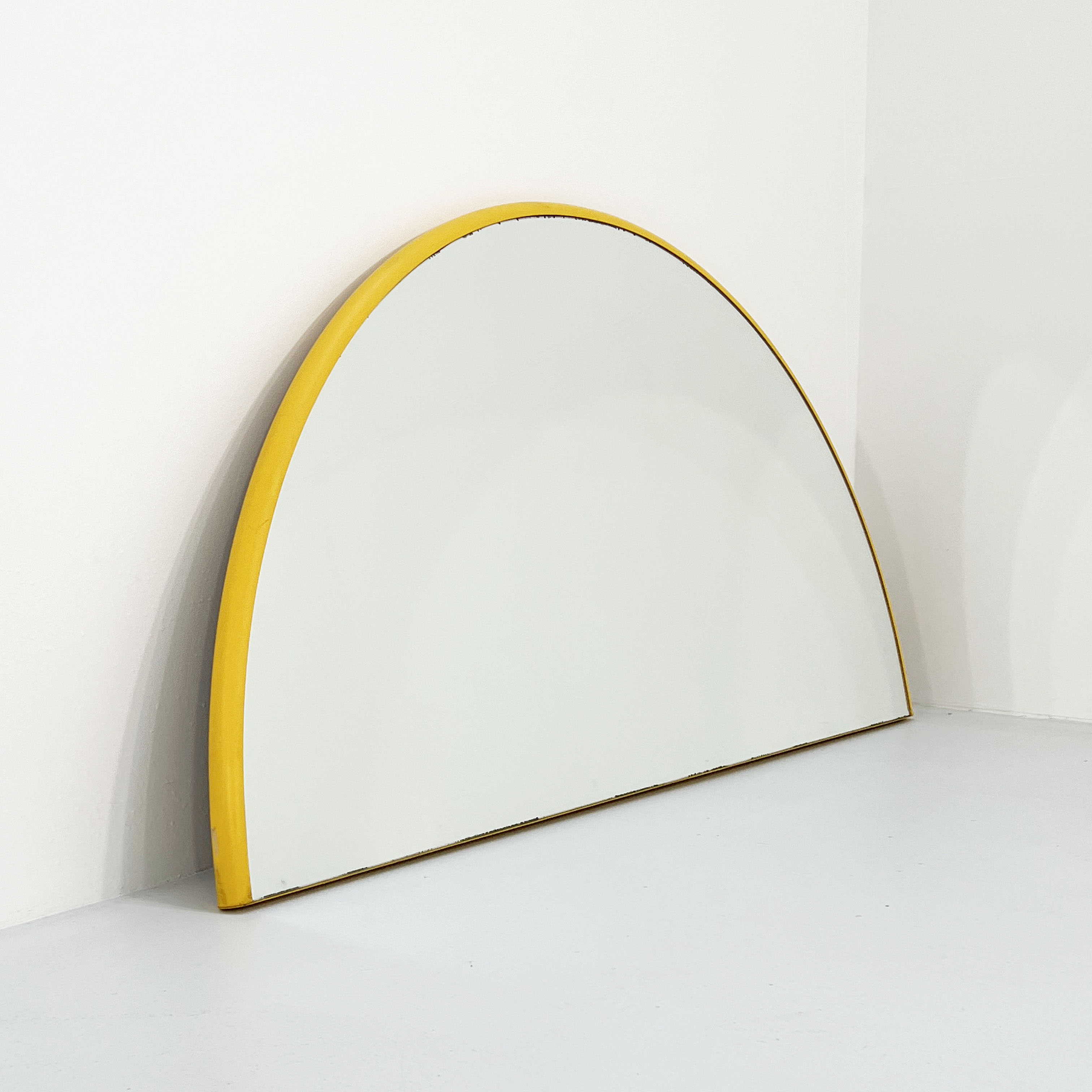 Miroir jaune demi-cercle, 1970s