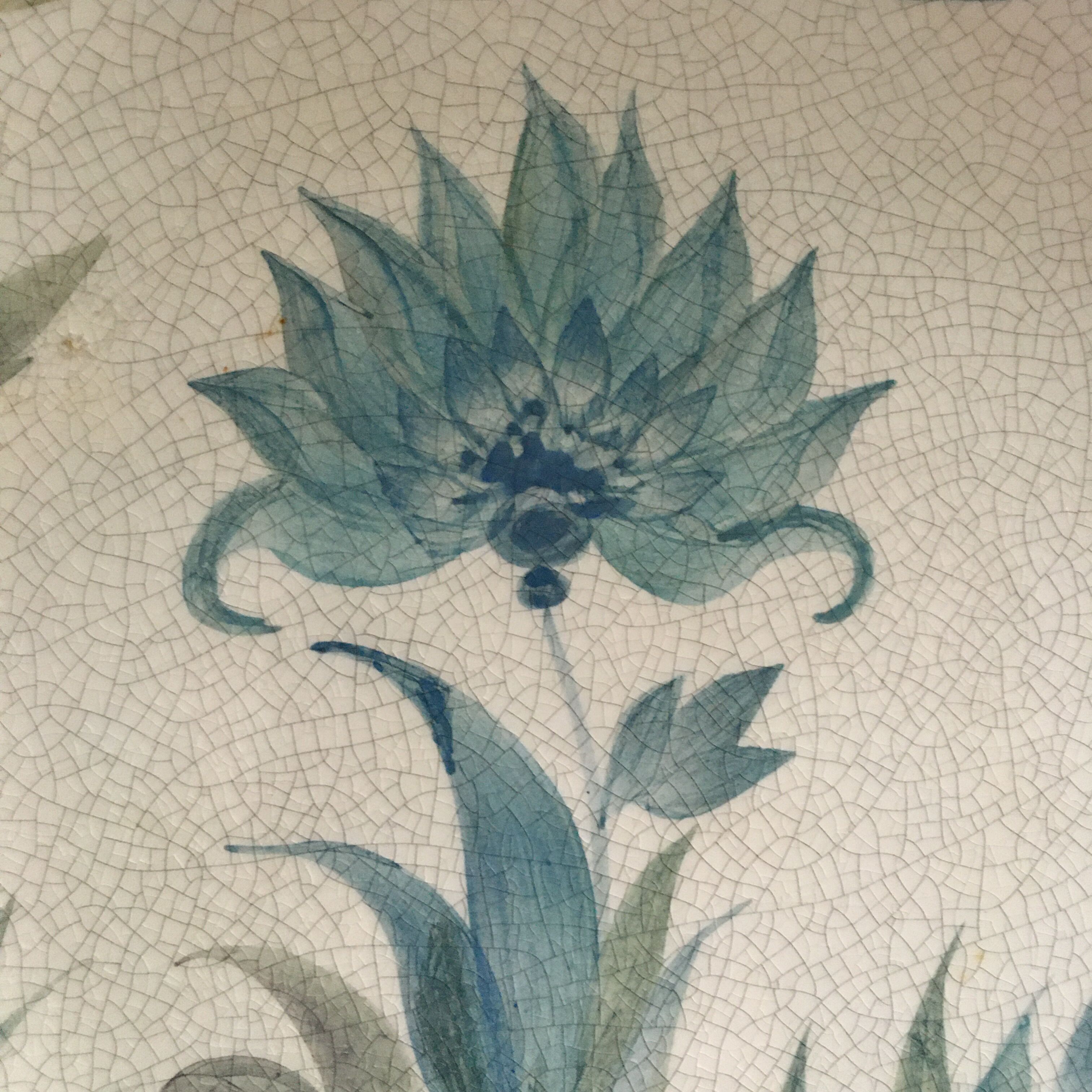 Assiette décor floral signé