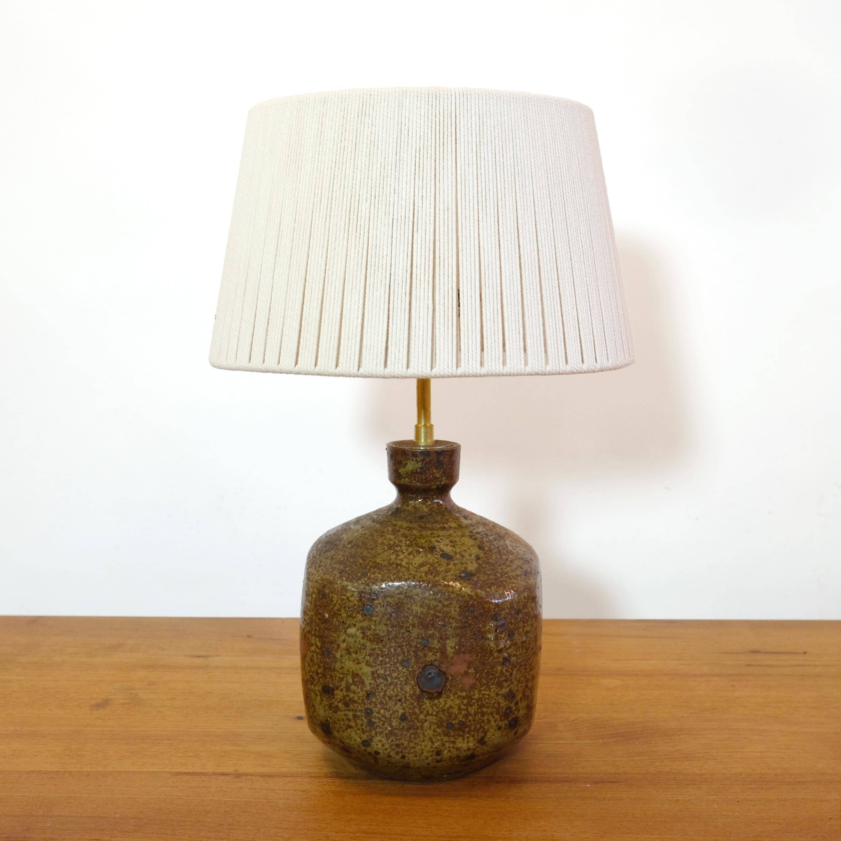 Lampe en grès quadrangulaire et son abat-jour en corde.