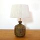 Lampe en grès quadrangulaire et son abat-jour en corde.
