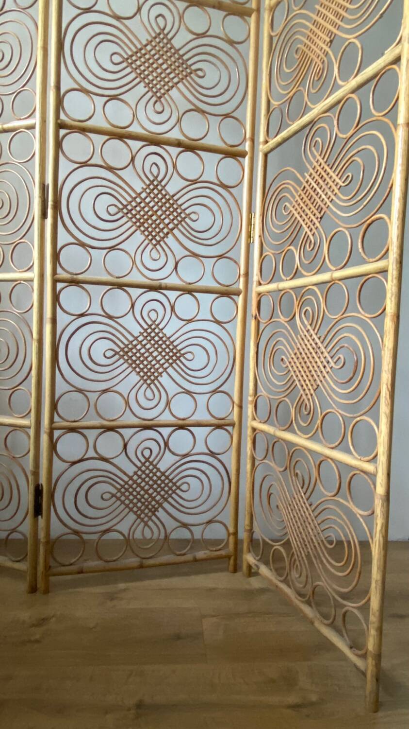 Rattan rosette screen