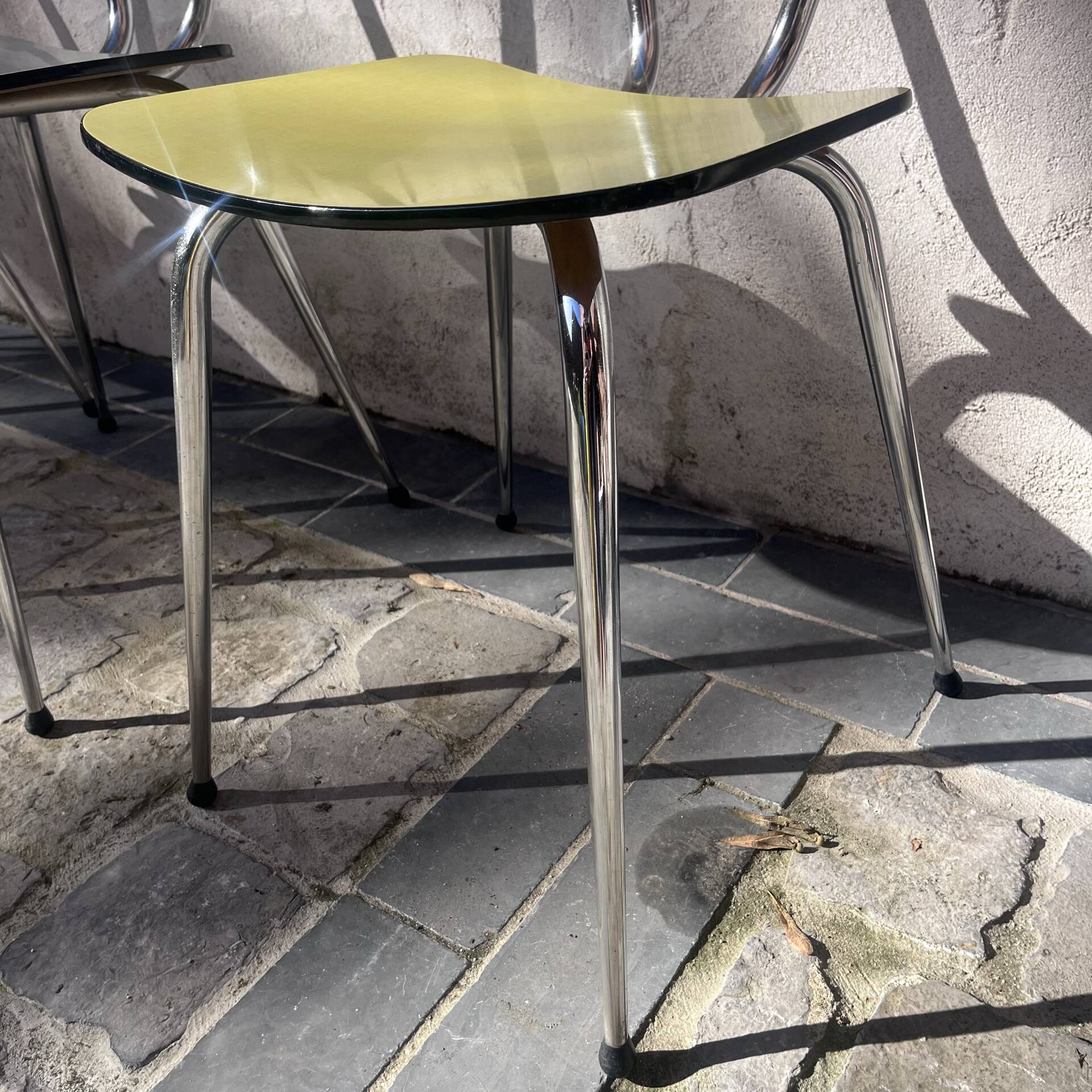 4 chaises en formica