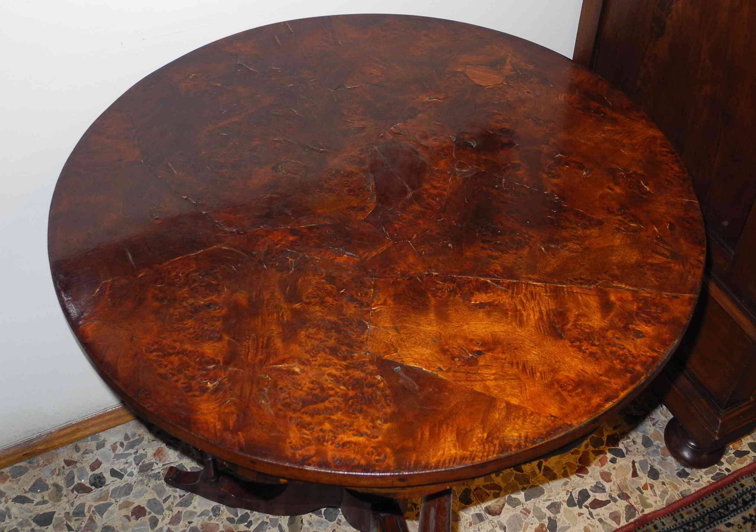 Antique English round table. Petite table ronde anglaise