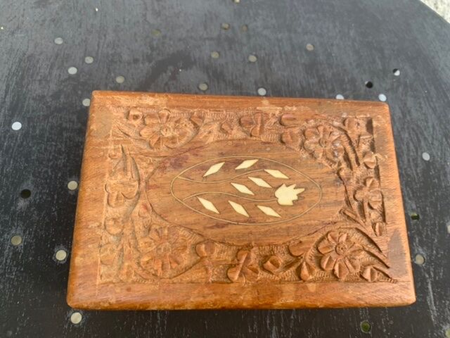Jewelry box or card box in chiseled wood and vintage mother-of-pearl