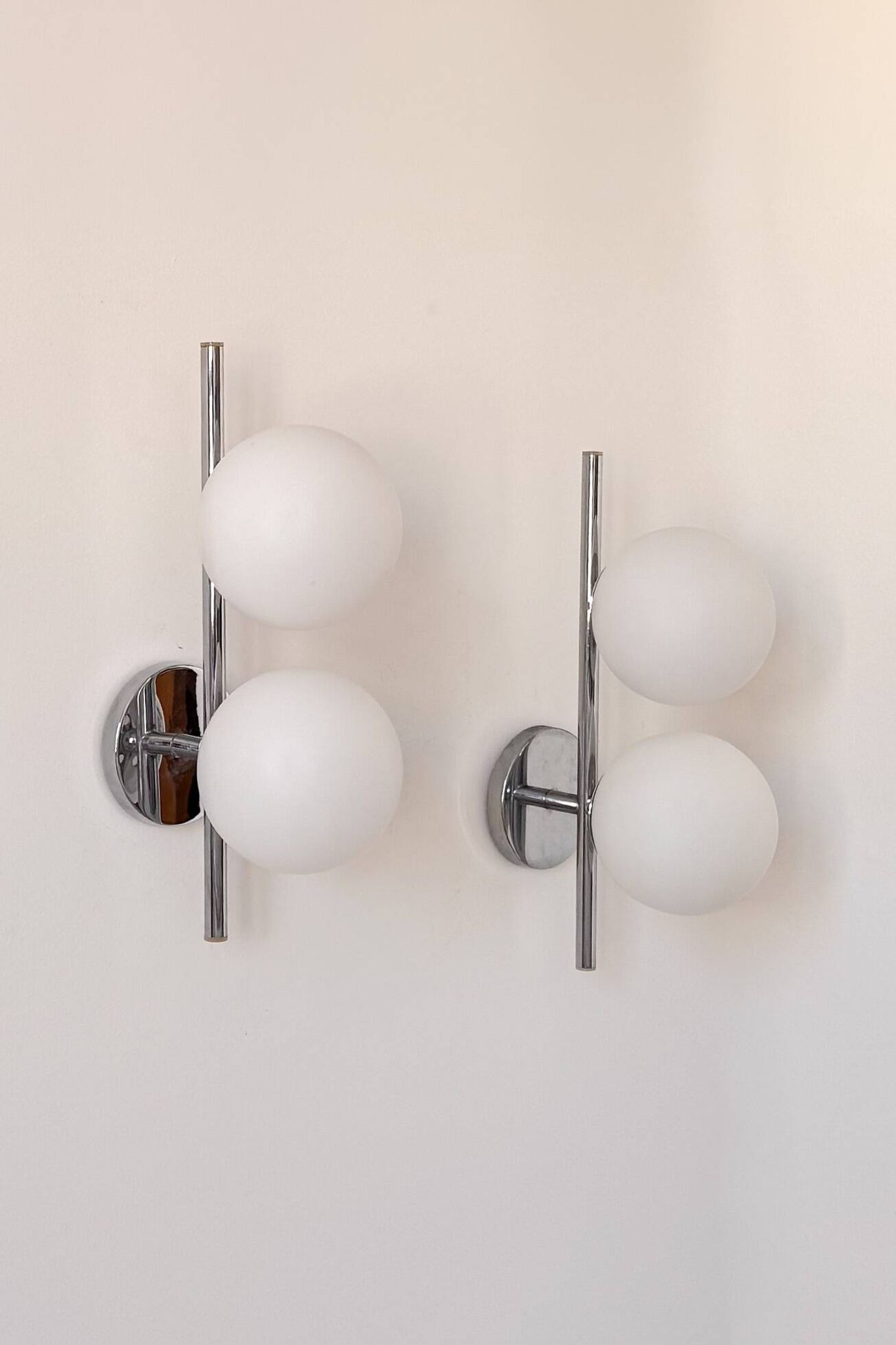Pair of vintage wall lights in chrome metal and opaline, France 1970.