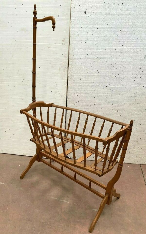 Berceau et sa flèche en hêtre teinté merisier XX siècle