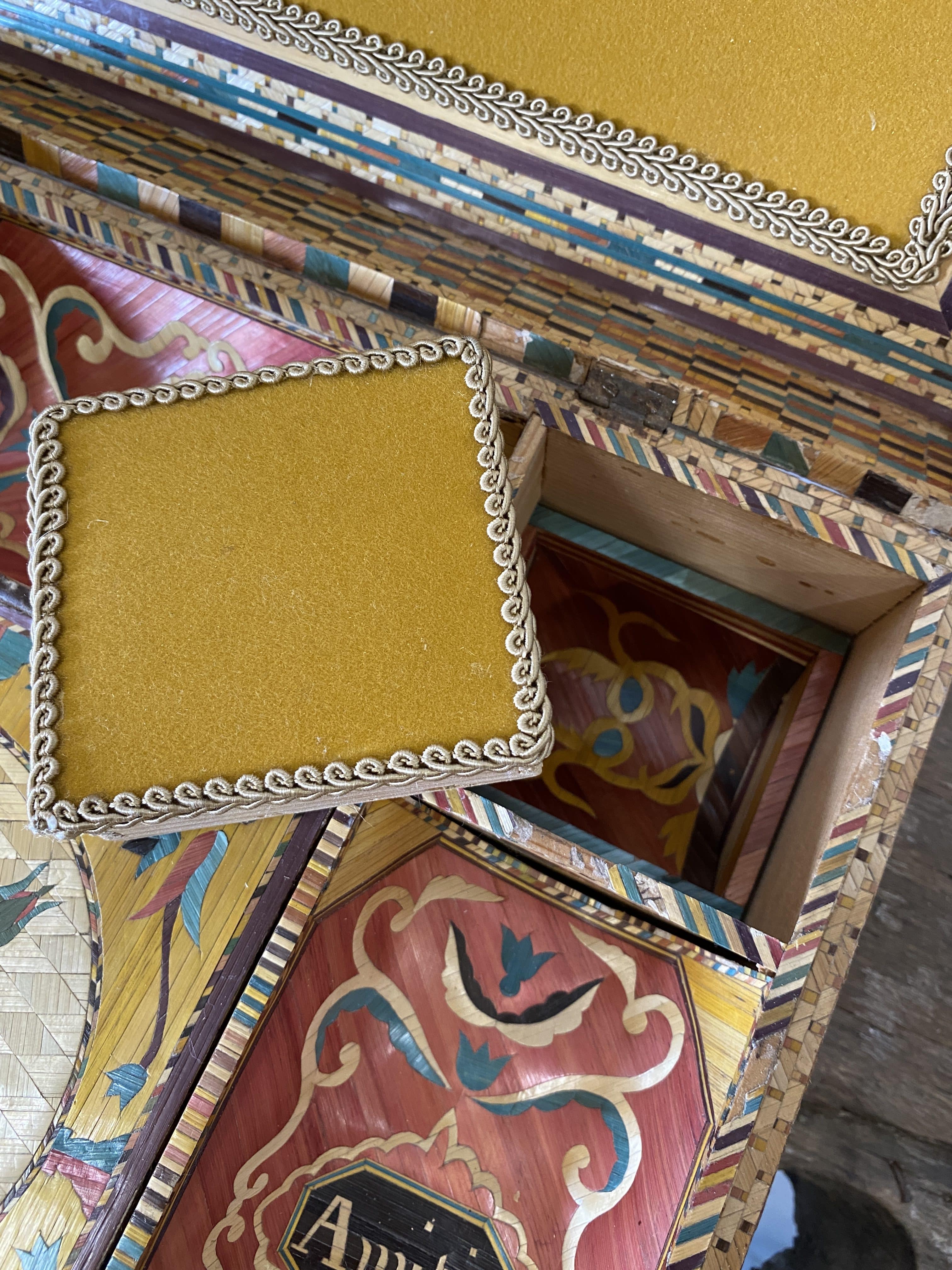 Jewellery box, secrets, straw marquetry and oriental patterns.